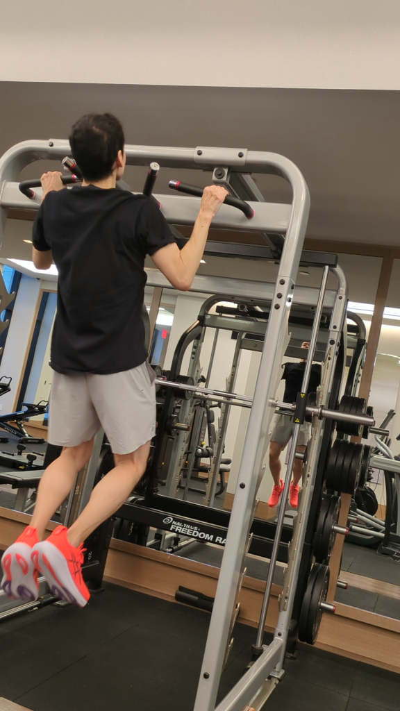 Connor Hawke doing full-ROM pull-ups